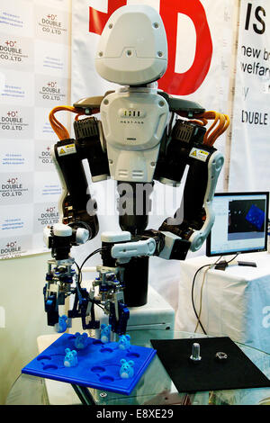 Tokyo, Japon. 16 octobre, 2014. Le service 'robot Nextage' effectue au Japon la semaine Robot 2014 le 16 octobre 2014 à Tokyo, Japon. Les entreprises au Japon la semaine 2014 'Robot' ont exposé leurs derniers soins high-tech et de la vie des robots. L'édition 2014 du salon s'est déroulé du 15 au 19 octobre au Tokyo Big Sight. Credit : Rodrigo Reyes Marin/AFLO/Alamy Live News Banque D'Images