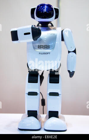 Tokyo, Japon. 16 octobre, 2014. Le robot PALRO de 'FUJISOFT' effectue au Japon la semaine Robot 2014 le 16 octobre 2014 à Tokyo, Japon. Les entreprises au Japon la semaine 2014 'Robot' ont exposé leurs derniers soins high-tech et de la vie des robots. L'édition 2014 du salon s'est déroulé du 15 au 19 octobre au Tokyo Big Sight. Credit : Rodrigo Reyes Marin/AFLO/Alamy Live News Banque D'Images