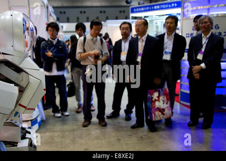 Tokyo, Japon. 16 octobre, 2014. Les visiteurs Voir la toute dernière technologie en matière de robots de service au Japon la semaine Robot 2014 le 16 octobre 2014 à Tokyo, Japon. Les entreprises au Japon la semaine 2014 'Robot' ont exposé leurs derniers soins high-tech et de la vie des robots. L'édition 2014 du salon s'est déroulé du 15 au 19 octobre au Tokyo Big Sight. Credit : Rodrigo Reyes Marin/AFLO/Alamy Live News Banque D'Images