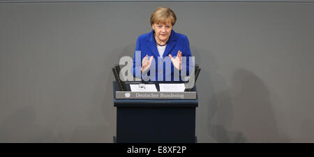 Berlin, Allemagne. 16 Oct, 2014. La chancelière allemande Angela Merkel parle de la prochaine réunion Asie-Europe (ASEM) au cours d'une session du Bundestag, la chambre basse du parlement, à Berlin le 16 octobre 2014. Credit : Zhang Fan/Xinhua/Alamy Live News Banque D'Images