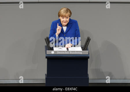 Berlin, Allemagne. 16 octobre, 2014. Livraison d'une déclaration gouvernementale par la chancelière allemande Angela Merkel - pour le sommet de l'ASEM sur la 16e/17e d'octobre 2014, au Conseil européen sur la 23e/24e d'octobre 2014 et à l'euro-sommet le 24 octobre 2104 à Bruxelles - au Bundestag le 16 octobre 2014 à Berlin, Allemagne. Credit : Reynaldo Chaib Paganelli/Alamy Live News Banque D'Images