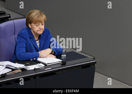 Berlin, Allemagne. 16 octobre, 2014. Livraison d'une déclaration gouvernementale par la chancelière allemande Angela Merkel - pour le sommet de l'ASEM sur la 16e/17e d'octobre 2014, au Conseil européen sur la 23e/24e d'octobre 2014 et à l'euro-sommet le 24 octobre 2104 à Bruxelles - au Bundestag le 16 octobre 2014 à Berlin, Allemagne. Credit : Reynaldo Chaib Paganelli/Alamy Live News Banque D'Images