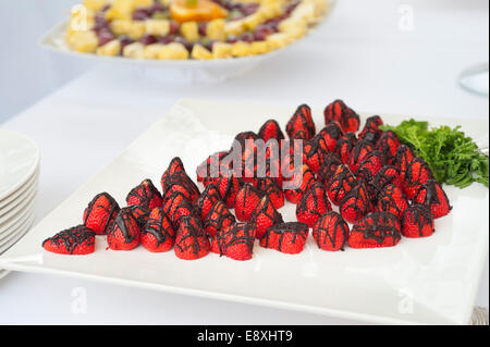 Buffet avec fruits de fraises enrobées de chocolat Banque D'Images