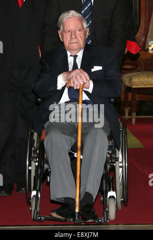 Hambourg, Allemagne. 15 Oct, 2014. L'ancien chancelier Helmut Schmidt (SPD) au cours d'une cérémonie à l'hôtel de ville de Hambourg, Allemagne, 15 octobre 2014. Schmidt a reçu un doctorat honorifique de l'Université d'Athènes./photo : dpa Crédit alliance/Alamy Live News Banque D'Images