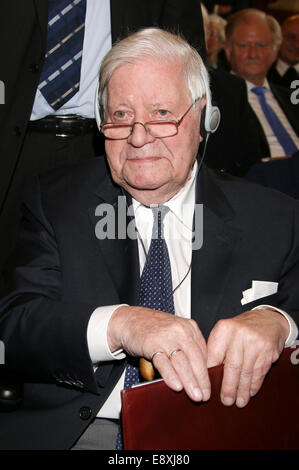 Hambourg, Allemagne. 15 Oct, 2014. L'ancien chancelier Helmut Schmidt (SPD) au cours d'une cérémonie à l'hôtel de ville de Hambourg, Allemagne, 15 octobre 2014. Schmidt a reçu un doctorat honorifique de l'Université d'Athènes./photo : dpa Crédit alliance/Alamy Live News Banque D'Images