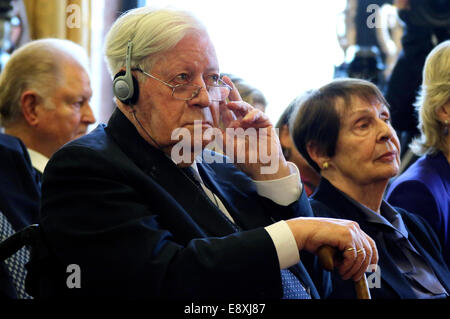 Hambourg, Allemagne. 15 Oct, 2014. L'ancien chancelier Helmut Schmidt (SPD) et sa partenaire Ruth Loah lors d'une cérémonie à l'hôtel de ville de Hambourg, Allemagne, 15 octobre 2014. Schmidt a reçu un doctorat honorifique de l'Université d'Athènes./photo : dpa Crédit alliance/Alamy Live News Banque D'Images