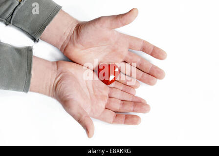 Petit symbole coeur dans l'homme blanc sur les mains Banque D'Images