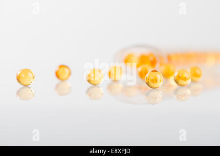 Capsules d'huile de poisson contenant ouvert, renversé Banque D'Images