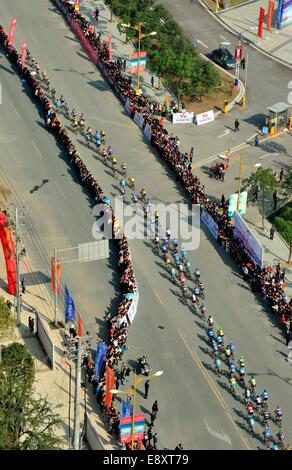 Jiujiang, Jiangxi, Chine. 15 octobre, 2014. Plus de 120 joueurs professionnels participent à la 5e compétition internationale de vélo du Lac Poyang à Jiujiang, Jiangxi, Chine le 15 octobre, 2014. L'équipe de RTS Taipei gagner le champion. Top : Crédit Photo Corporation/Alamy Live News Banque D'Images