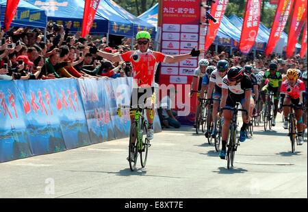 Jiujiang, Jiangxi, Chine. 15 octobre, 2014. Plus de 120 joueurs professionnels participent à la 5e compétition internationale de vélo du Lac Poyang à Jiujiang, Jiangxi, Chine le 15 octobre, 2014. L'équipe de RTS Taipei gagner le champion. Top : Crédit Photo Corporation/Alamy Live News Banque D'Images