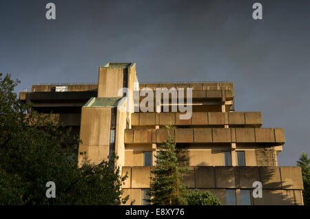 Ancien Bradford and Bingley Building Society siège construit en 1970 dans un style brutaliste de l'architecture - Bingley, West Yorkshire, Angleterre, Royaume-Uni. Banque D'Images