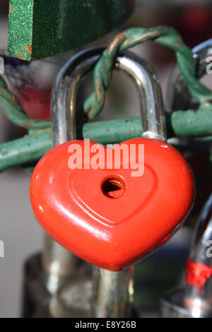 Red Heart Lock hanging on clôture métallique Banque D'Images