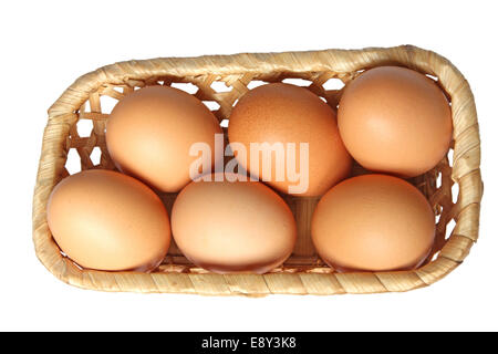 Les oeufs colorés dans le panier. Banque D'Images