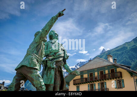 Statue de grimpeurs Horace-Benedict de Saussure et Jacques Balmat (R) orienté au Mont Banc à Chamonix, Alpes, France Banque D'Images