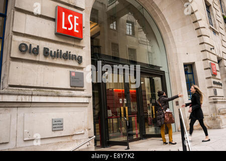 Deux jeunes étudiantes accueil à l'autre à l'entrée du vieux bâtiment dans LSE Houghton Street à Londres, Royaume-Uni Banque D'Images