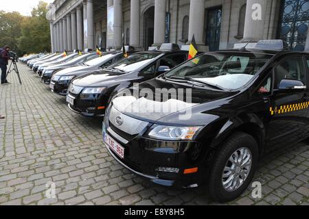 Bruxelles. 15 Oct, 2014. Photo prise le 15 octobre 2014 présente le 'E6' faites par des taxis BYD, un fabricant chinois de Shenzhen à partir de piles rechargeables et d'automobiles, à Bruxelles, capitale de la Belgique. Les fonctionnaires belges le mercredi 34 se félicite pleinement fabriqués en Chine voitures électriques dans le service de taxi à Bruxelles. Credit : Gong Bing/Xinhua/Alamy Live News Banque D'Images