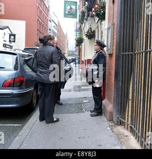 Manchester, UK. 16 octobre, 2014. Un gardien de parking s'adresse à deux automobilistes sur Lloyd Street, où plus de 1700 billets ont été délivrés pour stationnement illégal de 2008 à 2013, le quatrième plus haut pour n'importe quelle rue dans le Grand Manchester. Crédit : John Fryer/Alamy Live News Banque D'Images