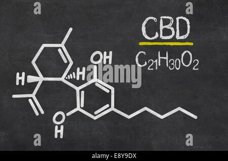 Tableau noir avec la formule chimique de CBD Banque D'Images