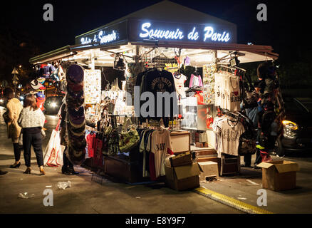 Paris, France - 2 octobre 2014 : Cadeaux à Paris la nuit. Les personnes à proximité. Banque D'Images