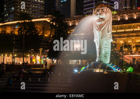 Le Merlion de nuit, symbole de la ville, à Singapour, en Asie Banque D'Images