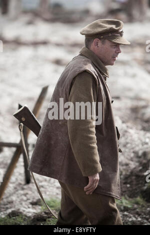 Un homme en WW1 British Army uniforme du soldat tenant un fusil, s'en entrée d'une tranchée. Banque D'Images