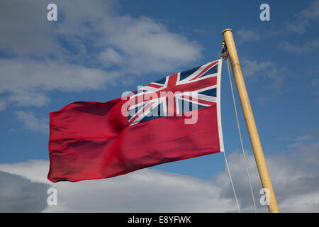 L'étoile rouge ou rouge Duster drapeau à Caledonian McBrayne breeze sur ferry Barra Hébrides extérieures en Écosse Banque D'Images