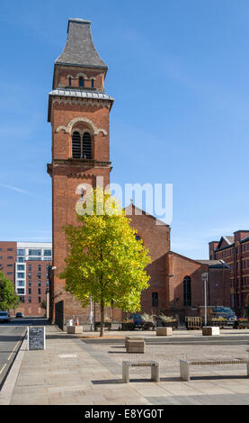 Église Saint Pierre à partir de la salle de découpe, carrés, 4Rs Salford-manchester Manchester, Angleterre, Royaume-Uni. Maintenant un centre de répétition pour l'orchestre Hallé. Banque D'Images