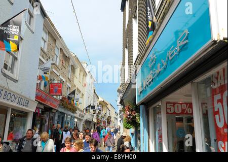 Les vacanciers marchant dans une rue animée de St Ives Cornwall England uk Banque D'Images