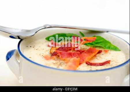 Crème de soupe de pommes de terre aux lardons Banque D'Images