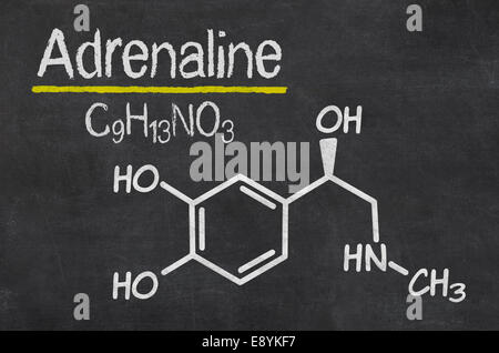 Tableau noir avec la formule chimique de l'Adrénaline Banque D'Images