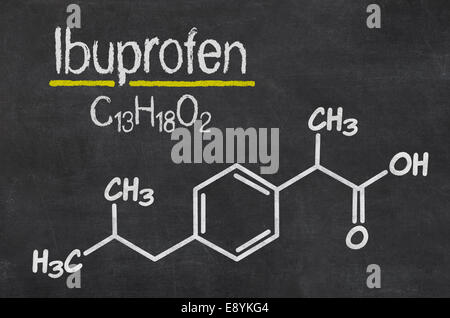 Tableau noir avec la formule chimique de l'Ibuprofène Banque D'Images
