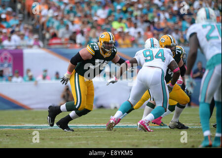 Jardins de Miami en Floride, USA. 12 octobre, 2014. Bryan Bulaga # 75 de Green Bay en action au cours de la NFL football match entre les dauphins de Miami et de Green Bay Packers au Sun Life Stadium de Miami Gardens FL. Les Packers défait les dauphins 27-24. © csm/Alamy Live News Banque D'Images