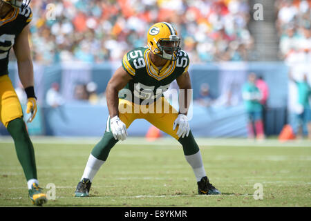 Jardins de Miami en Floride, USA. 12 octobre, 2014. Brad Jones # 59 de Green Bay en action au cours de la NFL football match entre les dauphins de Miami et de Green Bay Packers au Sun Life Stadium de Miami Gardens FL. Les Packers défait les dauphins 27-24. © csm/Alamy Live News Banque D'Images