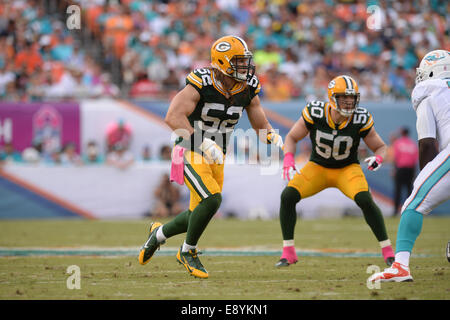 Jardins de Miami en Floride, USA. 12 octobre, 2014. Clay Matthews # 52 de Green Bay en action au cours de la NFL football match entre les dauphins de Miami et de Green Bay Packers au Sun Life Stadium de Miami Gardens FL. Les Packers défait les dauphins 27-24. © csm/Alamy Live News Banque D'Images