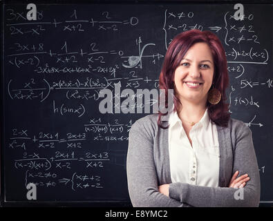 Smiling teacher et blackboard background Banque D'Images