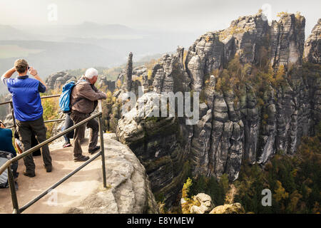 Les marcheurs à la recherche à la vue de l'Schrammstein rocks dans le montagnes de grès de l'Elbe, Sachsische Schweiz, Saxe, Allemagne Banque D'Images