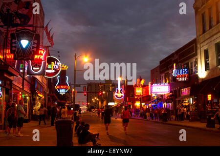 Les touristes sur TN Memphis Beale Street, l'accueil de l'âme et la musique blues Banque D'Images