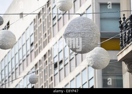 Oxford Street, Londres, Royaume-Uni. 16 octobre 2014. Les décorations de Noël ont déjà été mises en place sur Oxford Street de Londres, deux semaines avant l'Halloween. Crédit : Matthieu Chattle/Alamy Live News Banque D'Images