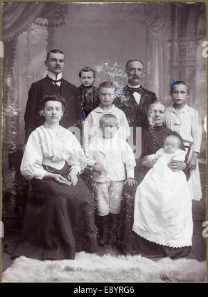 ROSTOCK, Allemagne - circa 1907 Vintage : portrait d'une famille multi-générationnel, vers 1907 Banque D'Images