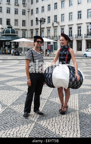 Veliz Orlando et un chic showgoer arrivant à la Ricardo Andrez Printemps/Été 2015 défilé à Lisbonne, Portugal - Oct 11, 2014 - Photo : Manhattan piste/Céline Gaille Banque D'Images