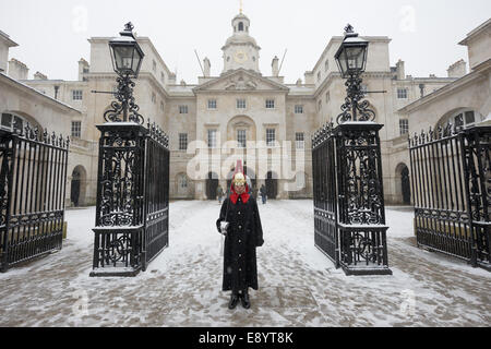 Household Cavalry trooper du blues et de la famille royale (Royal Horse Guards et le 1er régiment de Dragons), qui monte la garde à l'extérieur de Horse Guards Parade dans la neige, Londres, Angleterre Banque D'Images