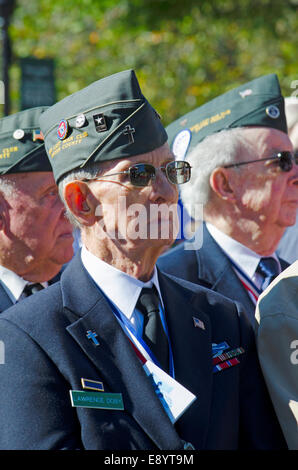 Les anciens combattants de la Seconde Guerre mondiale donnent leur attention pendant un discours de dédier une statue en l'honneur des anciens combattants de la Deuxième Guerre mondiale. Banque D'Images