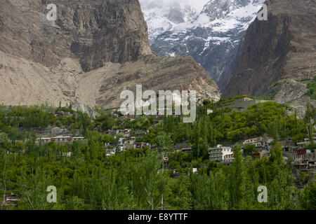 Jusqu'à la vallée de Baltit Fort, avec des montagnes enneigées derrière, la vallée de Hunza, Karimabad, Gilgit-Baltistan, Pakistan Banque D'Images