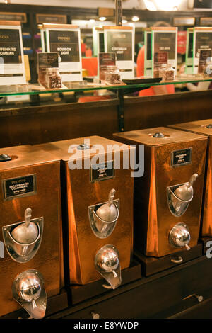 Distributeurs de café frais au magasin de thé Twinings sur le Strand à Londres UK Banque D'Images