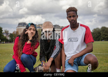 Groupe d'adolescents posent pour image sur Clapham Common - London UK Banque D'Images