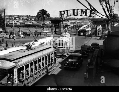 Les tramways électriques se déplaçant le long de la rue Queen, le pont Victoria, 14333700442 o Banque D'Images