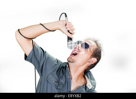 Young caucasian chanteur rock portant des lunettes de soleil sur le fond blanc Banque D'Images