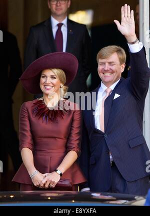 La Haye, aux Pays-Bas. 15 Oct, 2014. Roi néerlandais Willem-Alexander et Maxima la reine au palais Noordeinde à La Haye au cours de la visite du couple royal espagnol en Pays-Bas, 15 octobre 2014. © AFP PHOTO alliance/Alamy Live News Banque D'Images