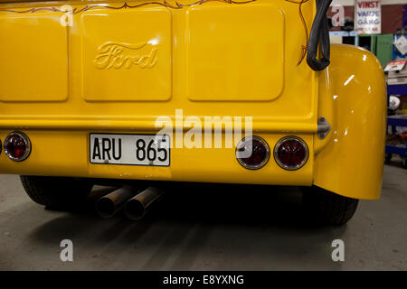 Des images d'une vieille camionnette jaune Banque D'Images