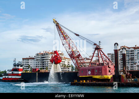 Miami Beach Florida,Government Cut,dragage barge,Fisher Island,condominium appartement résidentiel appartements immeubles, bâtiments, cran Banque D'Images